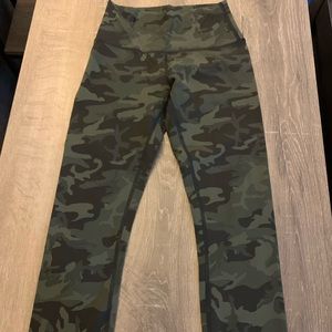 EUC Lululemon Wunder Under Luxtreme Crops Size 4